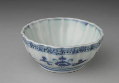 图片[2]-Hibiscus-shaped cup with ganoderma lucidum decoration in underglaze blue, Ming dynasty, Yongle reign (1403-1424)-China Archive